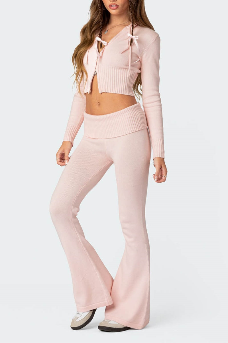 Croptop met ruches en broek met uitlopende pijpen