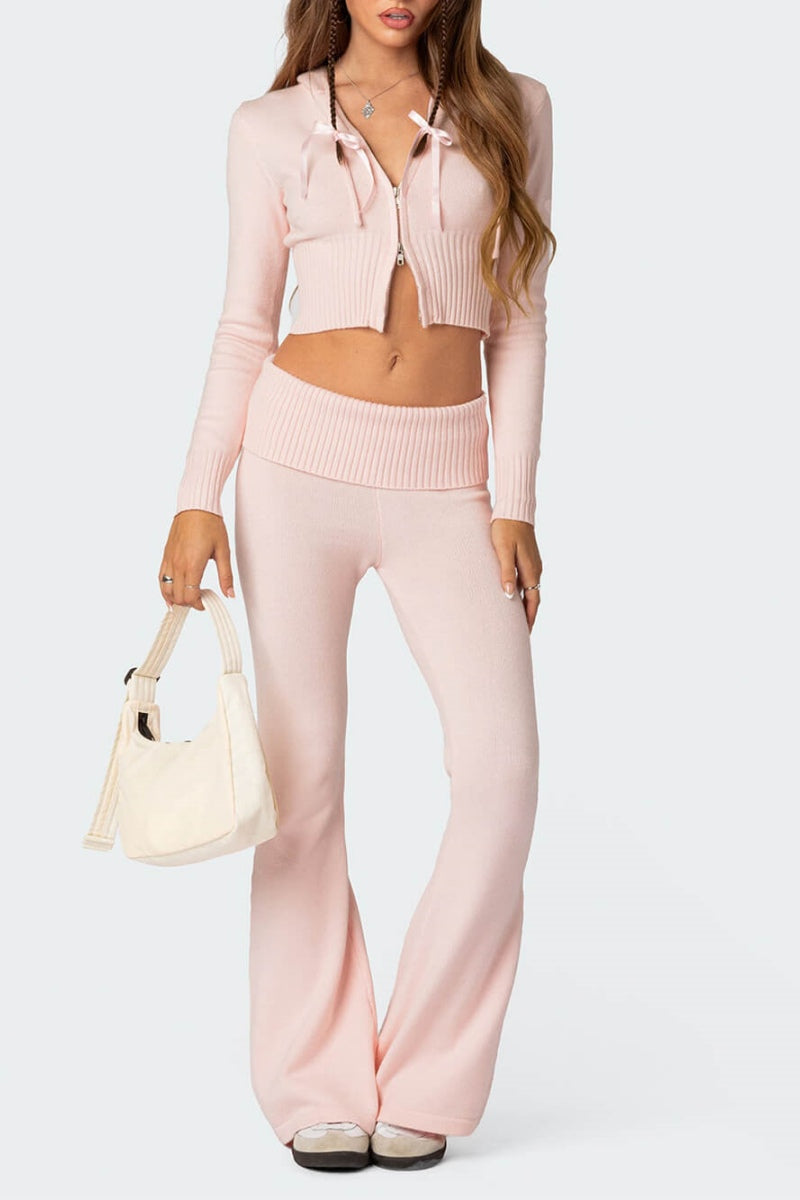 Croptop met ruches en broek met uitlopende pijpen