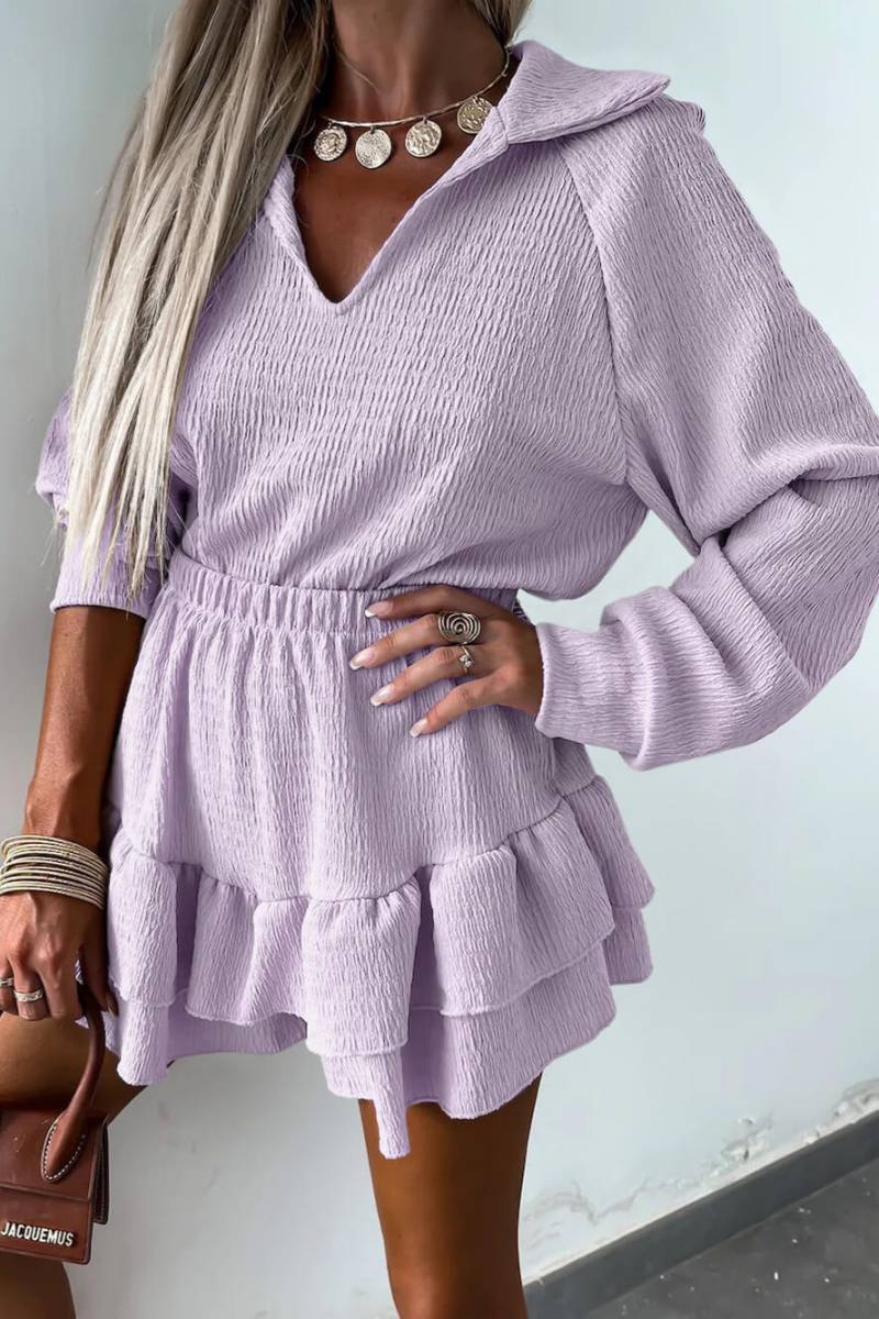 Tweedelige set damesshirt met V-hals en uitlopende rok