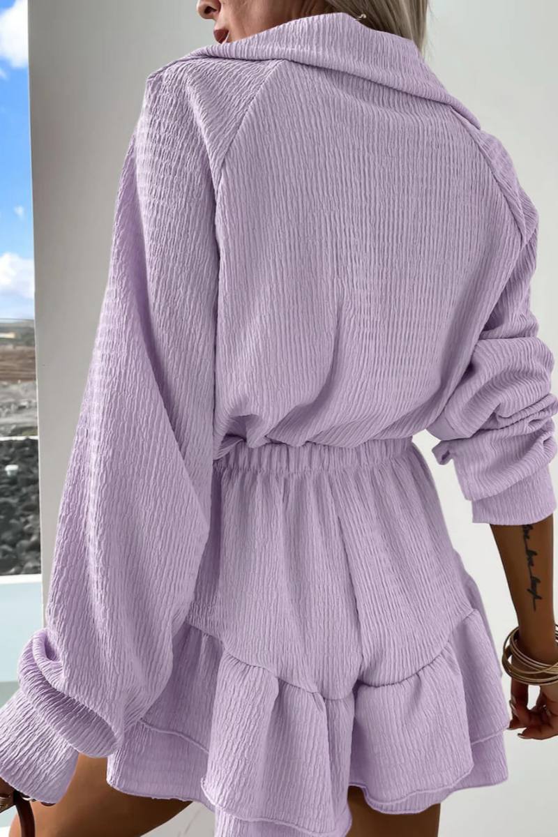 Tweedelige set damesshirt met V-hals en uitlopende rok