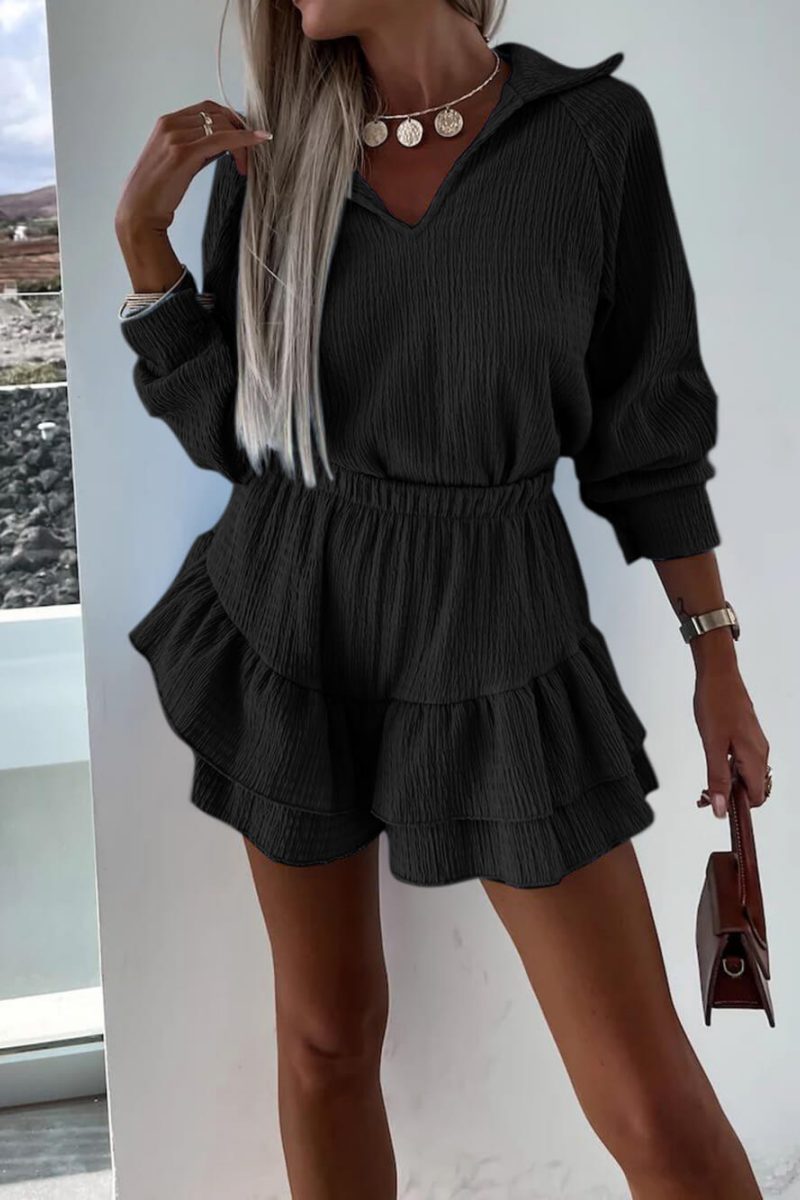 Tweedelige set damesshirt met V-hals en uitlopende rok