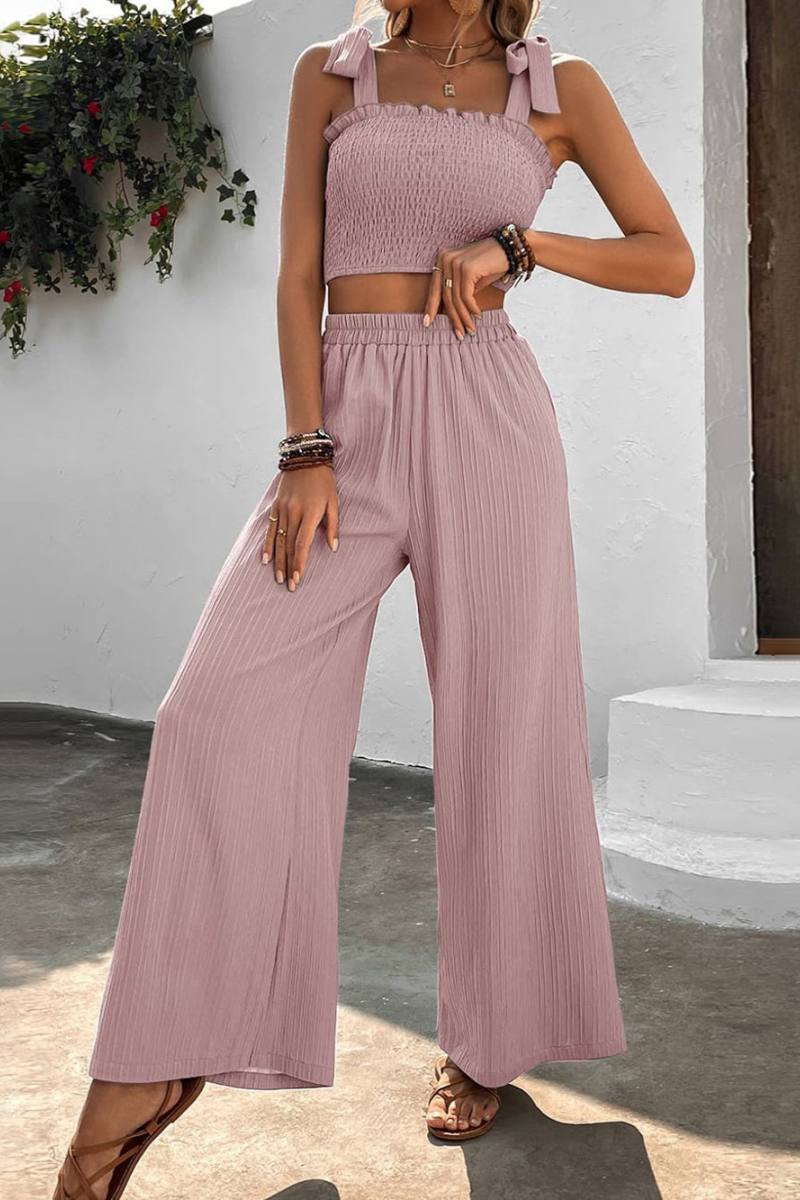 Set met gestrikte schouder, gesmokte crop top en broek met wijde pijpen