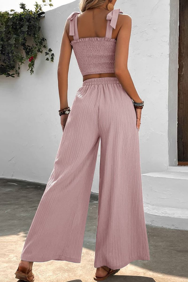 Set met gestrikte schouder, gesmokte crop top en broek met wijde pijpen