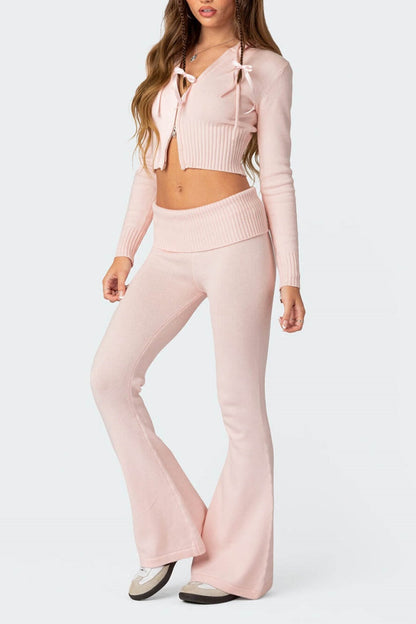 Croptop met ruches en broek met uitlopende pijpen