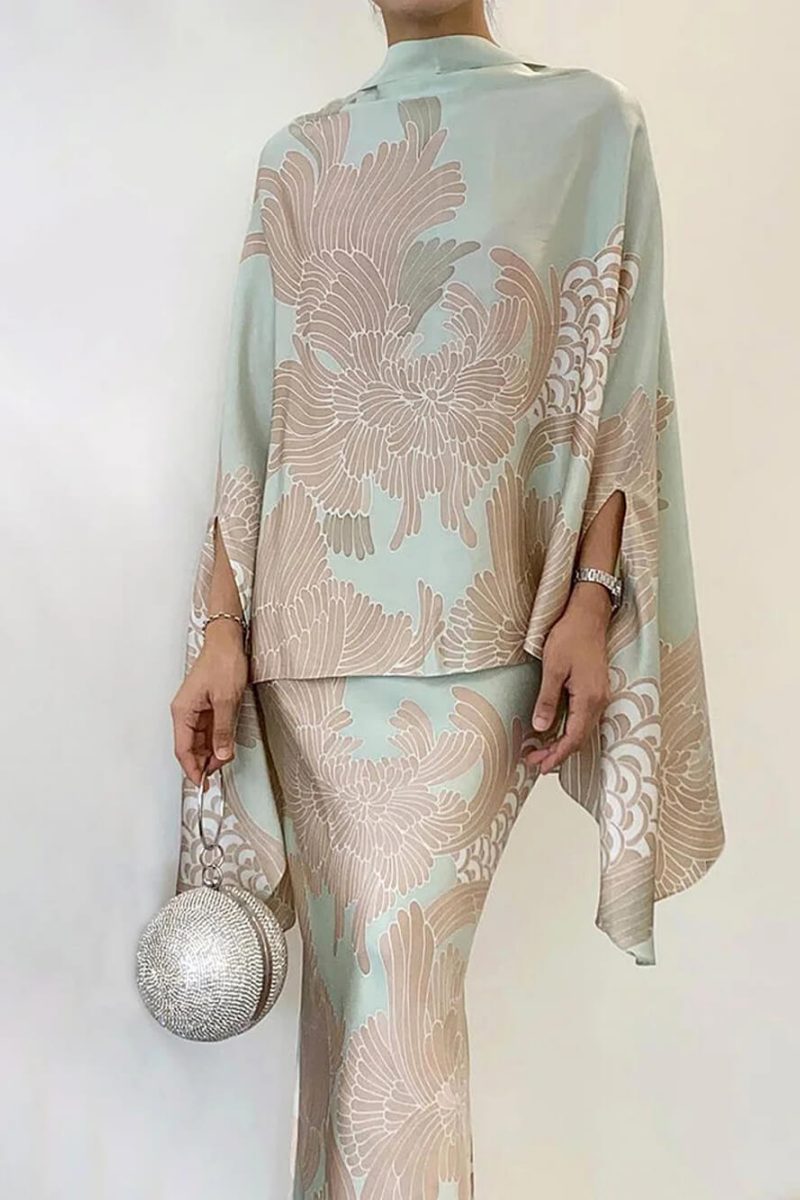 Elegant slank pak met hoge kraag en bloemen