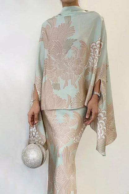 Elegant slank pak met hoge kraag en bloemen