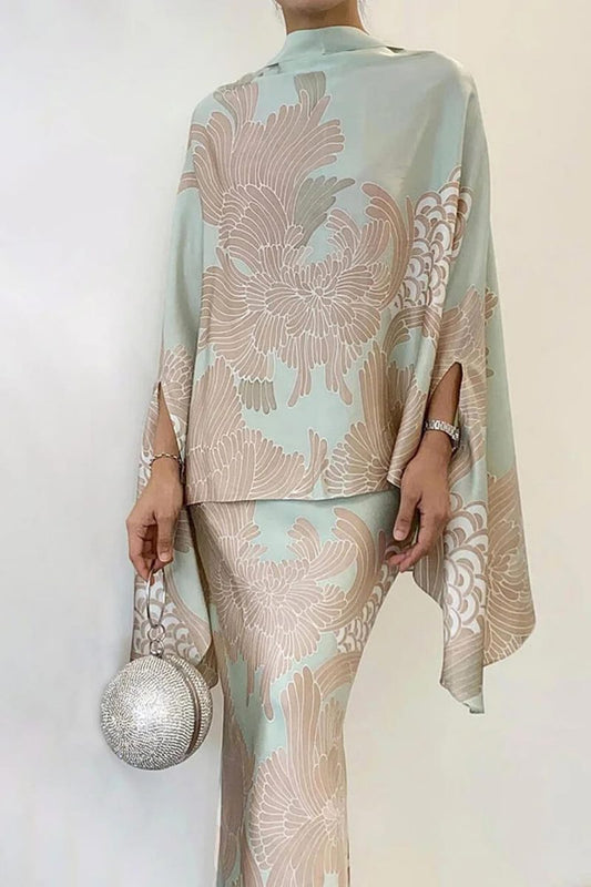 Elegant slank pak met hoge kraag en bloemen