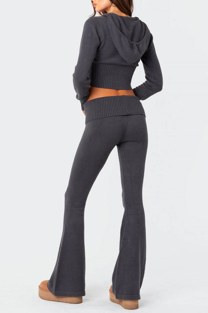 Croptop met ruches en broek met uitlopende pijpen