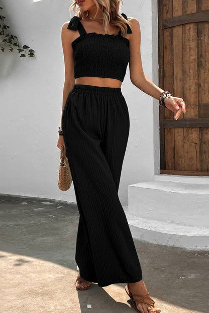 Set met gestrikte schouder, gesmokte crop top en broek met wijde pijpen